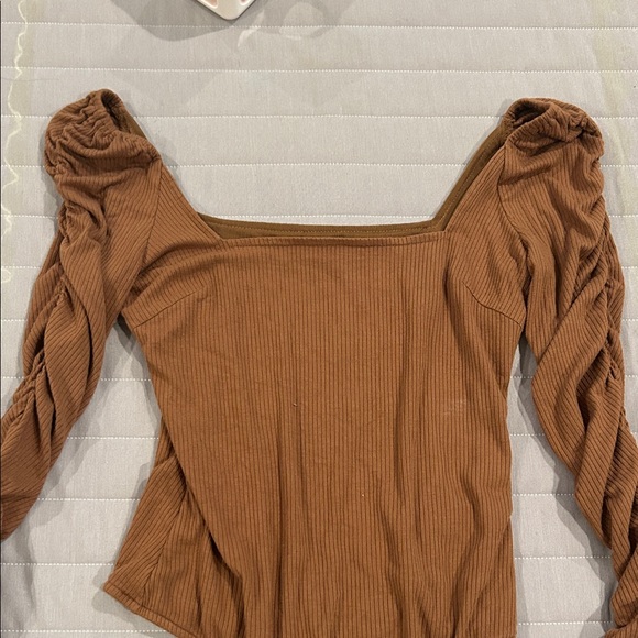 Lulu’s Brown Ribbed Ruched Sleeve Top - Picture 3 of 3